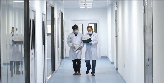 中國科學(xué)院贛江創(chuàng)新研究院科研人員在交流。（贛州市贛縣區(qū)融媒體中心供圖）