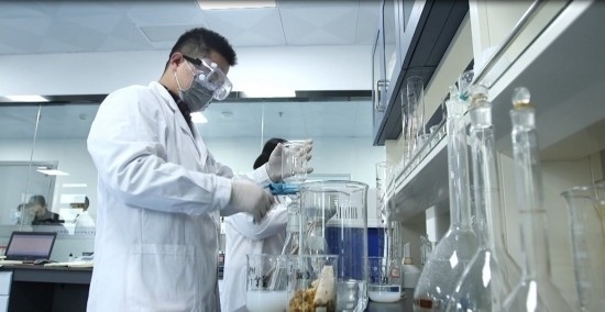 中國科學(xué)院贛江創(chuàng)新研究院科研人員在做實(shí)驗(yàn)。