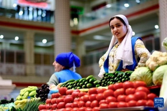 這是6月13日在塔吉克斯坦首都杜尚別大巴扎內(nèi)拍攝的營(yíng)業(yè)者。新華社記者 鄭開(kāi)君 攝