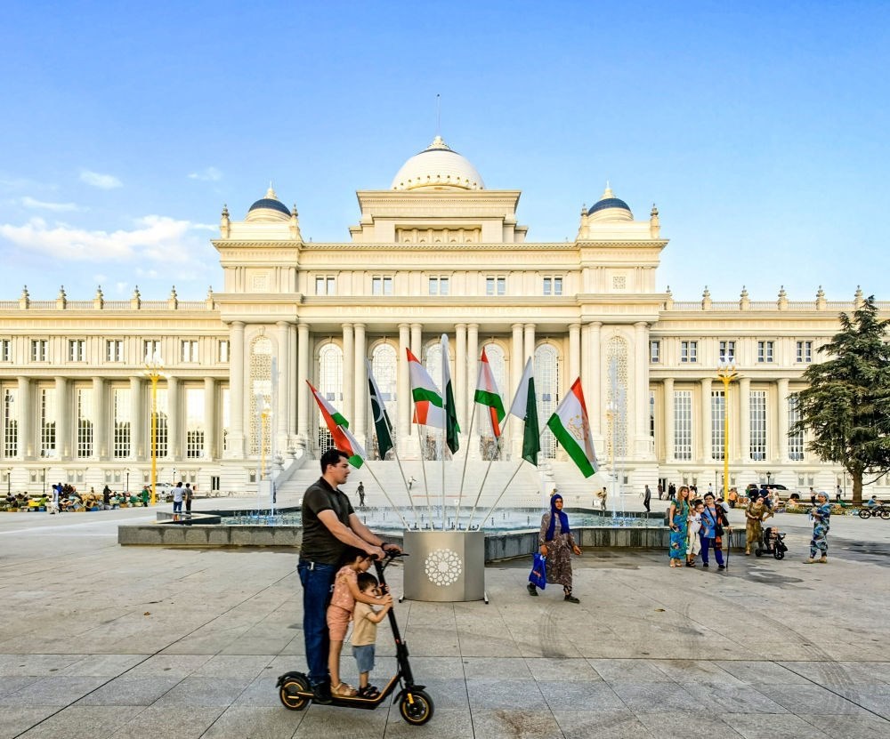 2024年7月1日，人們在塔吉克斯坦議會大樓前的廣場上休閑。