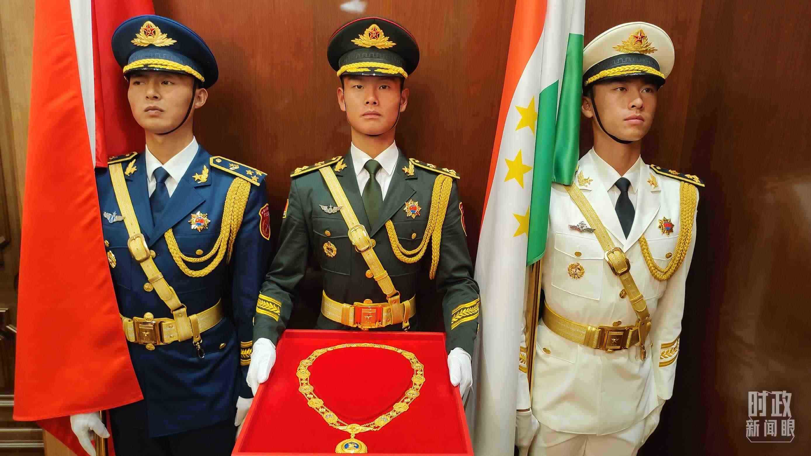 △中方儀仗兵護(hù)送“友誼勛章”入場。（總臺(tái)央視記者薛冠南拍攝）