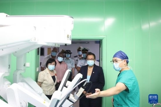 7月5日，塞舌爾衛(wèi)生部長維多在中國海軍“和平方舟”號醫(yī)院船上參觀。新華社發(fā)（劉志磊 攝）