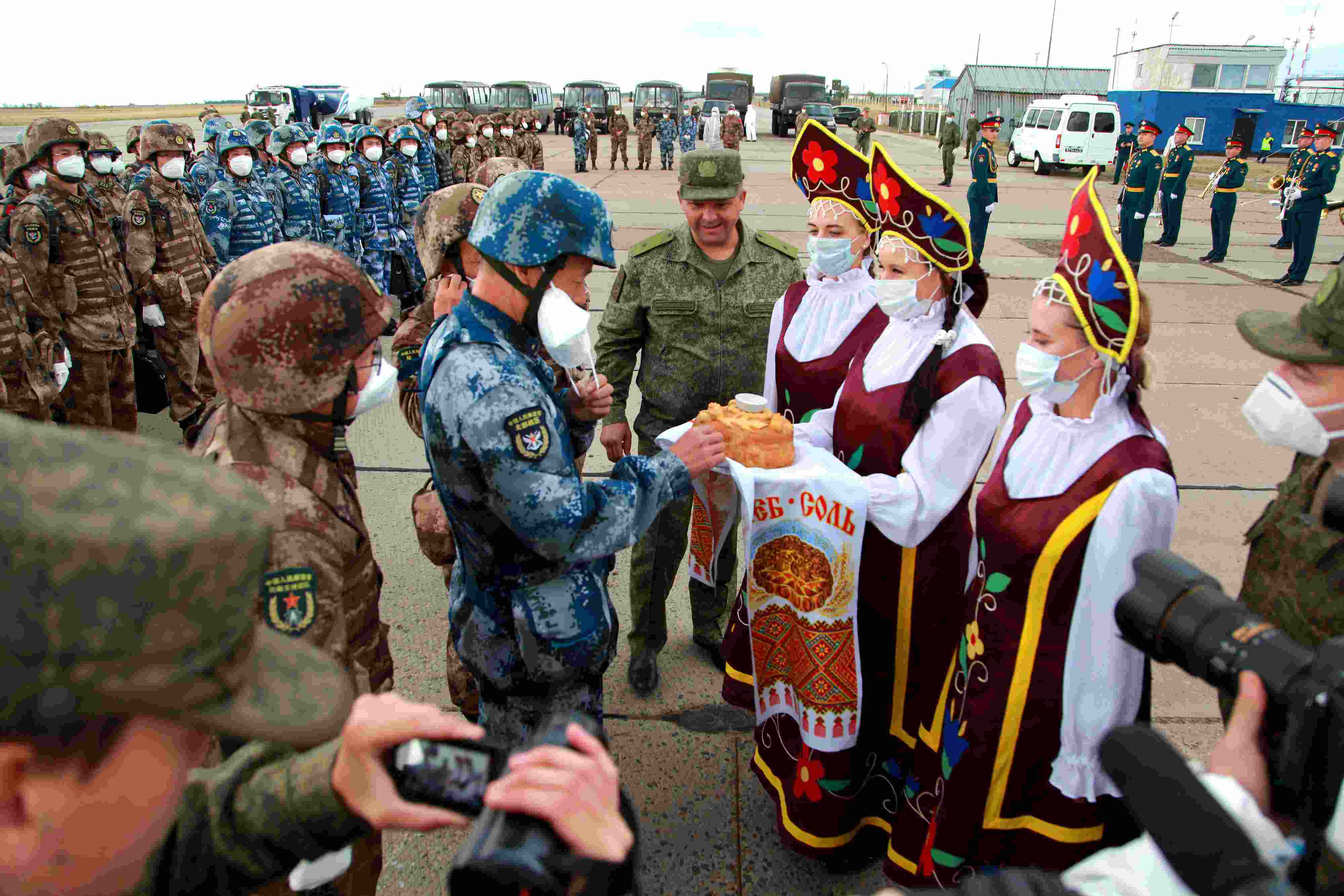 當(dāng)?shù)貢r間2021年9月10日，跨境參加“和平使命-2021”上海合作組織成員國聯(lián)合反恐軍演的中方部隊導(dǎo)演部抵達(dá)俄羅斯奧倫堡“東古茲”靶場演習(xí)地域。圖為俄方人員為中方人員舉行歡迎儀式。