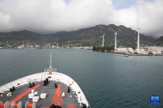 7月5日，中國海軍“和平方舟”號醫(yī)院船抵達(dá)塞舌爾維多利亞新港碼頭。新華社發(fā)（劉志磊 攝）