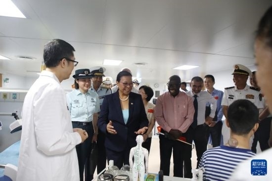 7月5日，塞舌爾衛(wèi)生部長維多在中國海軍“和平方舟”號醫(yī)院船上參觀中醫(yī)診室。新華社發(fā)（劉志磊 攝）