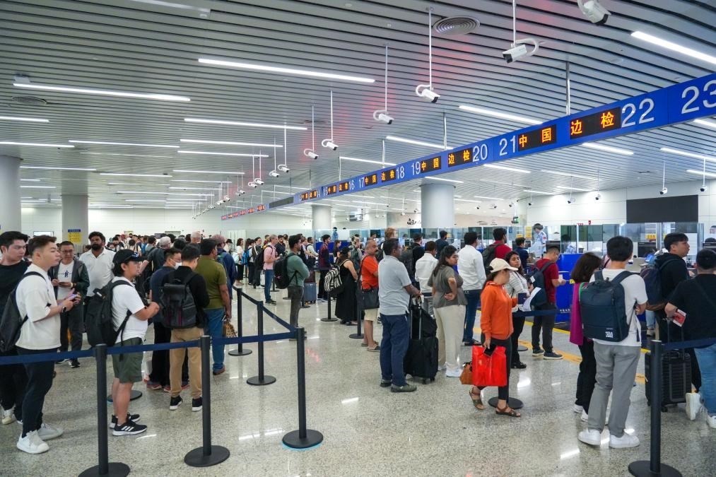 7月4日，白云邊檢站旅客通關(guān)現(xiàn)場。（白云邊檢站供圖）