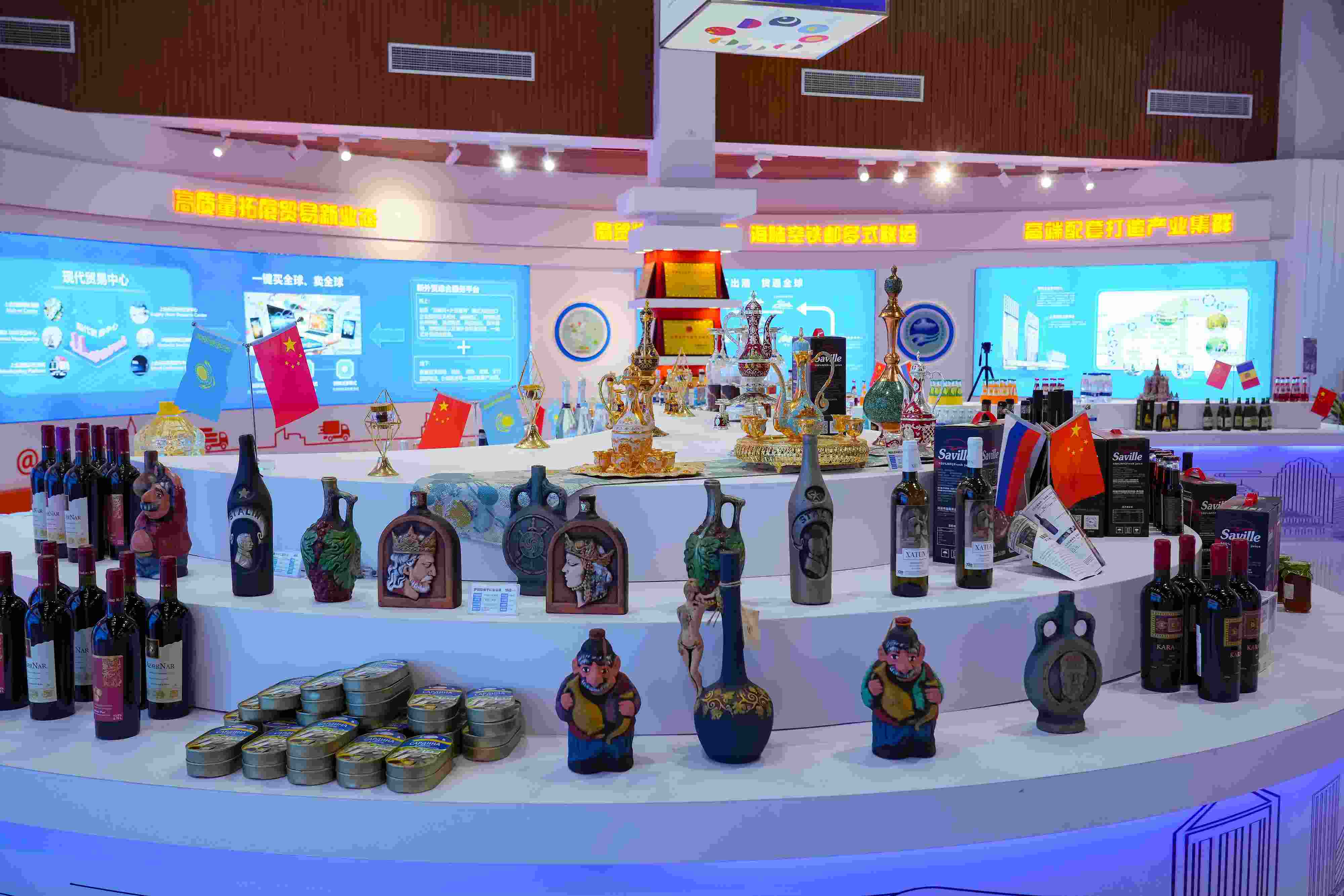 2022年10月19日，青島，上合示范區(qū)展出的上合組織國家特色商品。