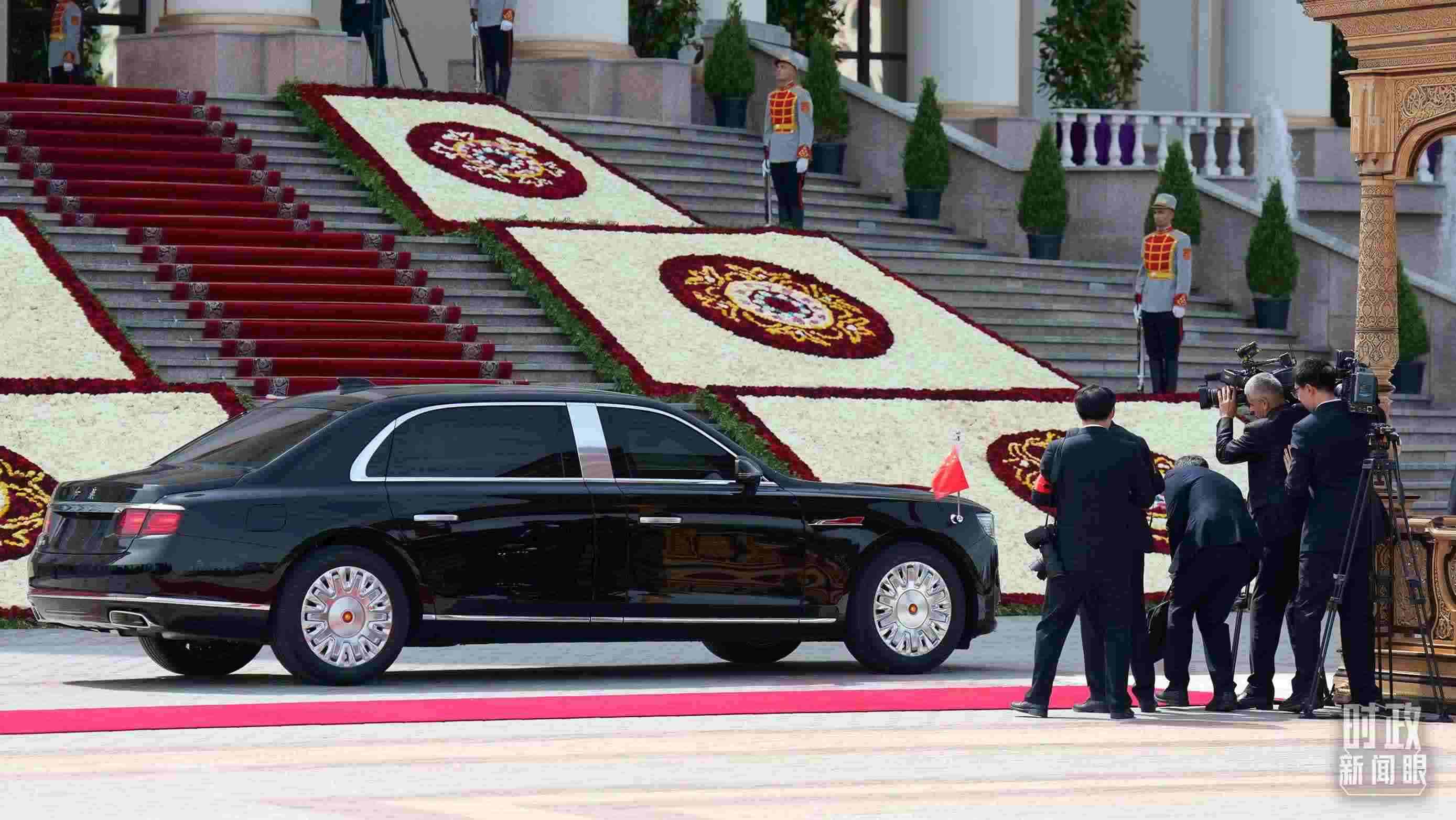 △習(xí)主席乘坐的紅旗車抵達(dá)塔總統(tǒng)府。（總臺(tái)記者李晉拍攝）