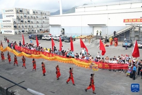 這是7月5日在塞舌爾維多利亞新港碼頭拍攝的歡迎儀式。新華社發(fā)（劉志磊 攝）