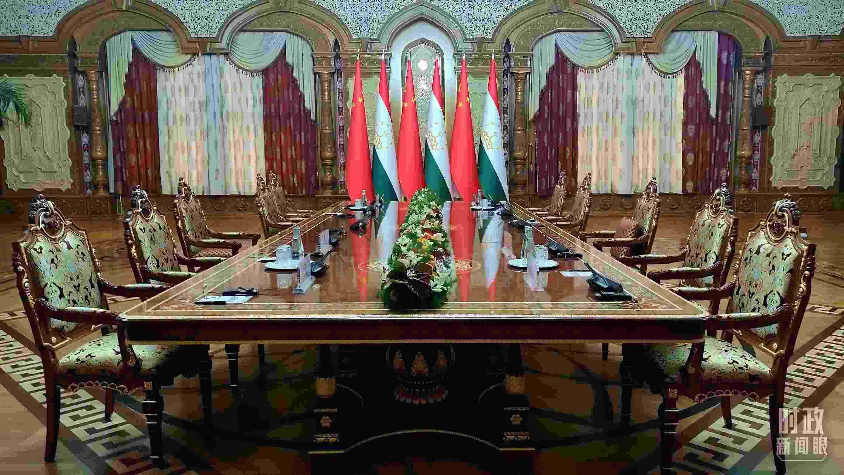 △中塔元首小范圍會(huì)談開始前。（總臺(tái)央視記者薛冠南拍攝）