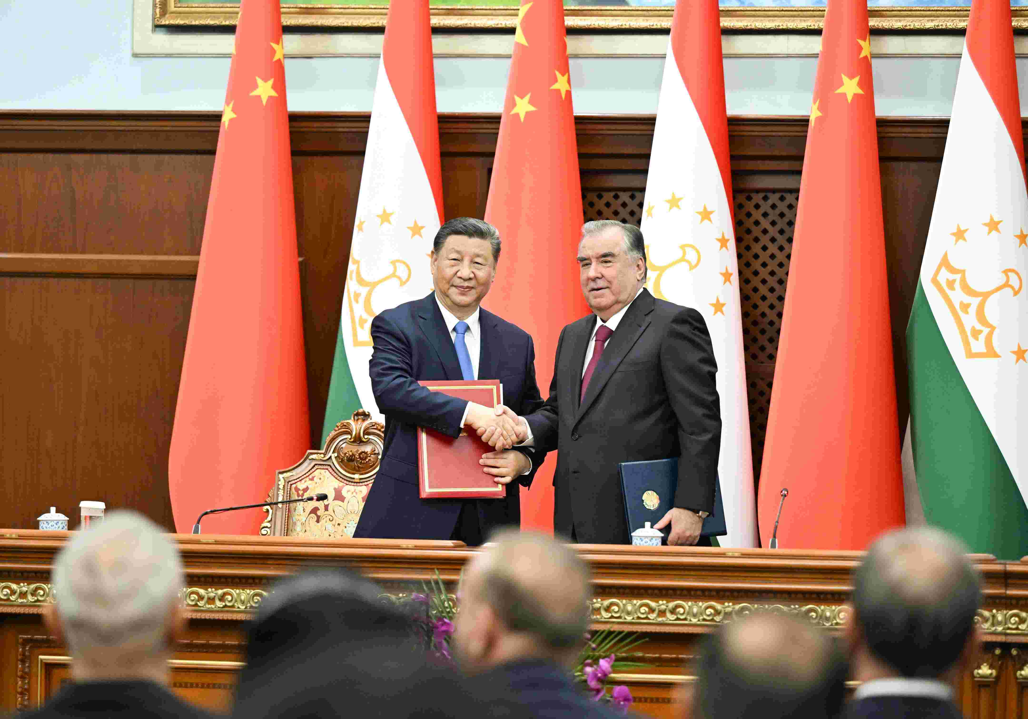 當(dāng)?shù)貢r(shí)間2024年7月5日下午，習(xí)近平主席同塔吉克斯坦總統(tǒng)拉赫蒙在杜尚別總統(tǒng)府舉行會(huì)談。會(huì)談后，兩國(guó)元首共同簽署《中華人民共和國(guó)和塔吉克斯坦共和國(guó)關(guān)于發(fā)展新時(shí)代全面戰(zhàn)略合作伙伴關(guān)系的聯(lián)合聲明》。