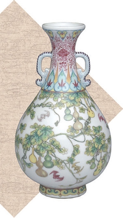 清代瓷胎畫琺瑯福壽連綿雙耳瓶。臺(tái)北故宮博物院藏