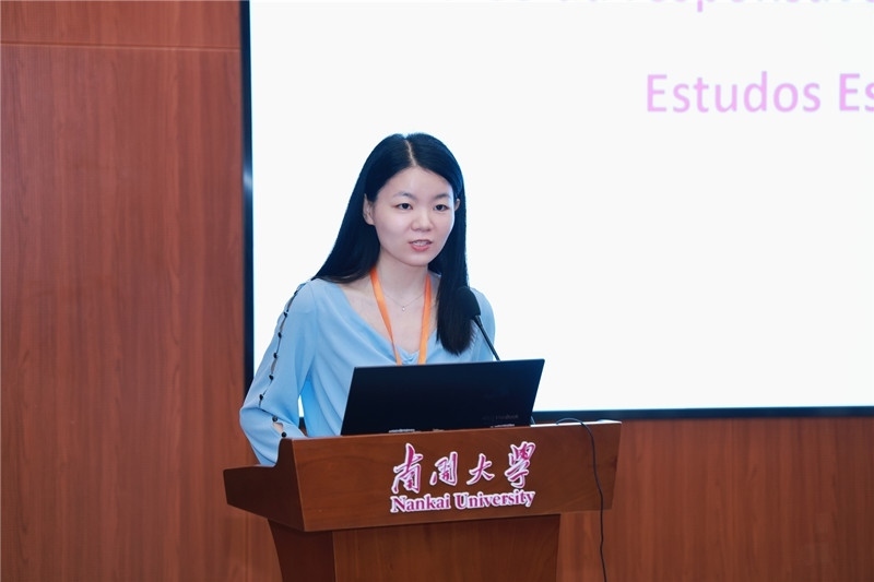 南開(kāi)大學(xué)外國(guó)語(yǔ)學(xué)院葡語(yǔ)系負(fù)責(zé)人胡婧致閉幕詞。南開(kāi)大學(xué)供圖