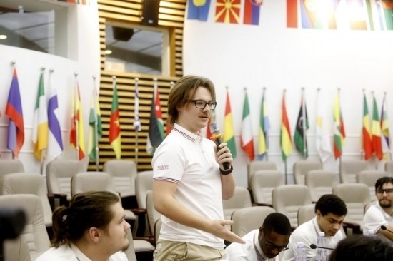 7月8日，美國(guó)中田納西州立大學(xué)大一學(xué)生雅克布·揚(yáng)在共譜華美和音交流營(yíng)上分享。新華社發(fā)