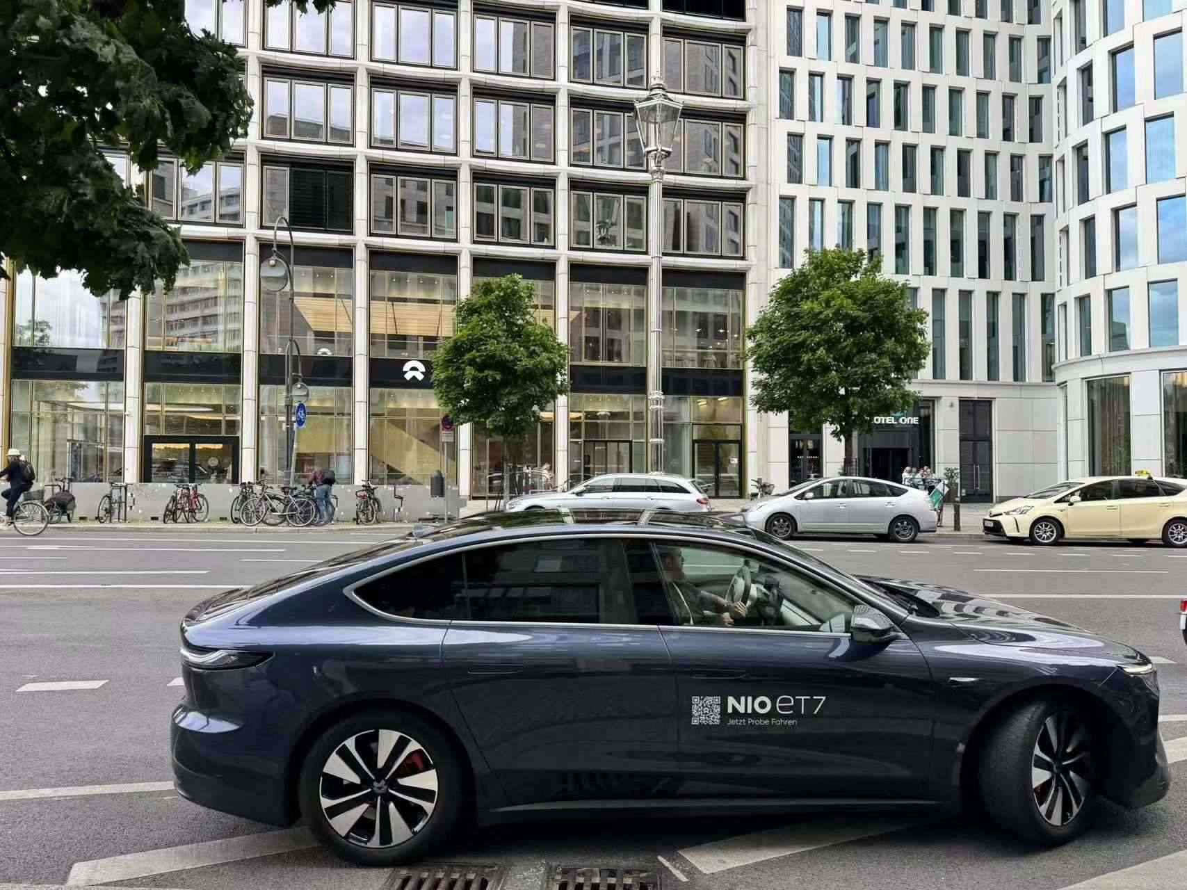 消費者在蔚來柏林智能駕駛中心前試駕電動汽車。 人民網(wǎng)記者 李強攝