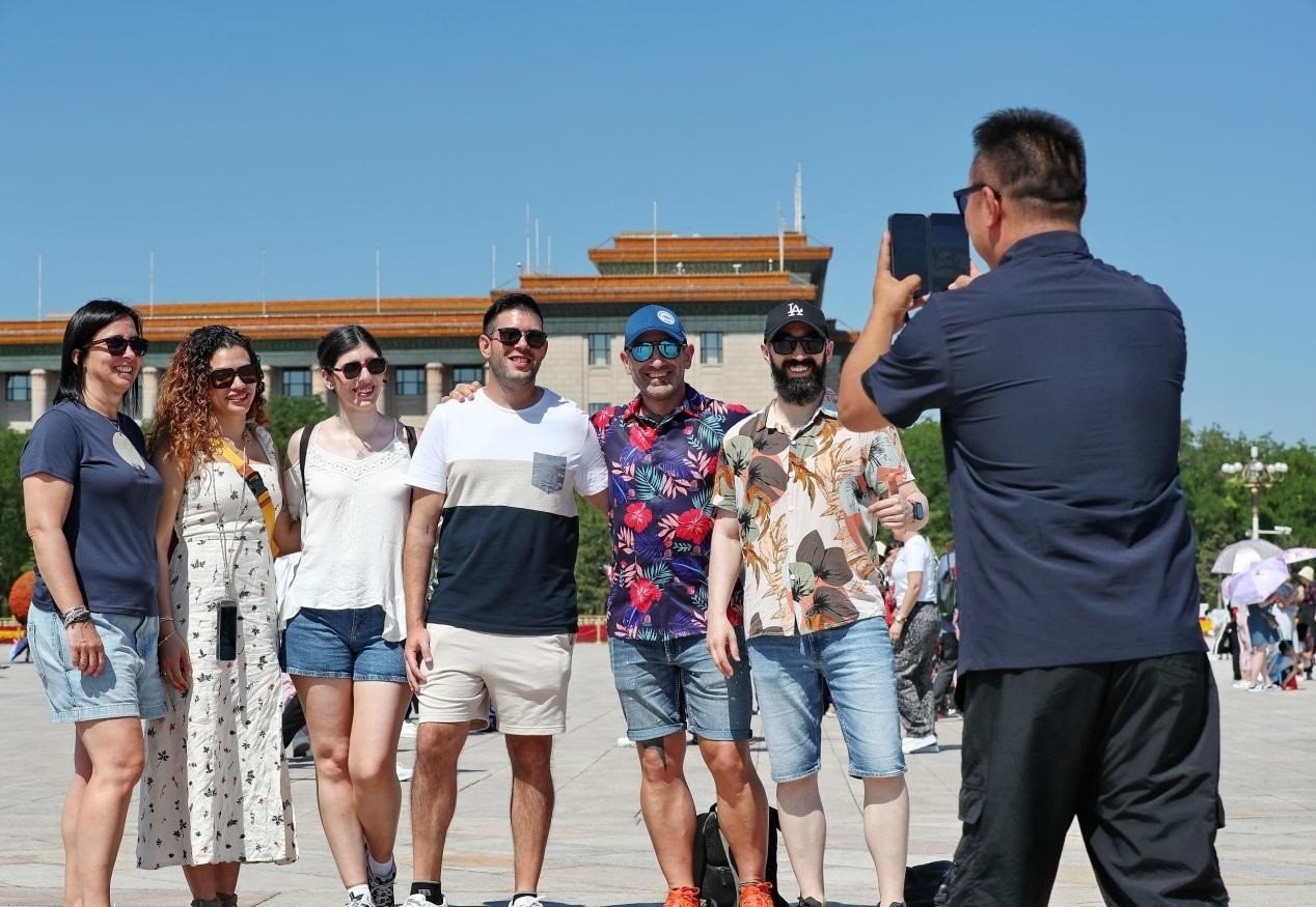 入境游持續(xù)升溫，眾多外國游客游覽天安門廣場。（圖片來源：視覺中國）