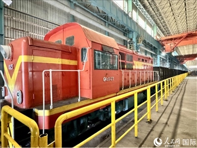 運輸通鋼產(chǎn)品的火車。人民網(wǎng) 謝瑩攝