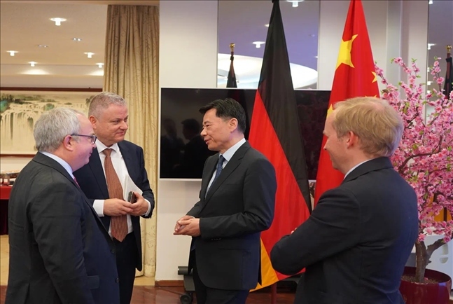 (吳懇大使與德國家族企業(yè)基金會代表團成員交流 使館供圖)