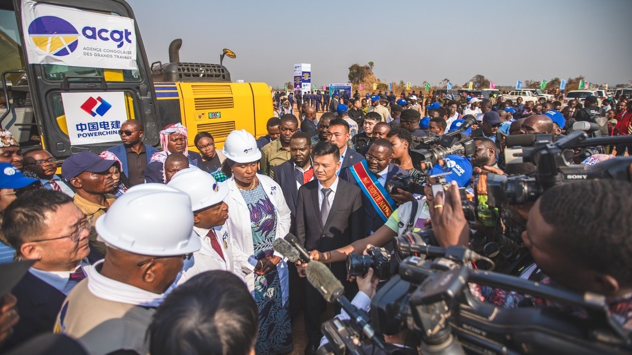 剛果（金）當?shù)孛襟w采訪出席開工儀式的有關(guān)負責人。中鐵資源集團供圖