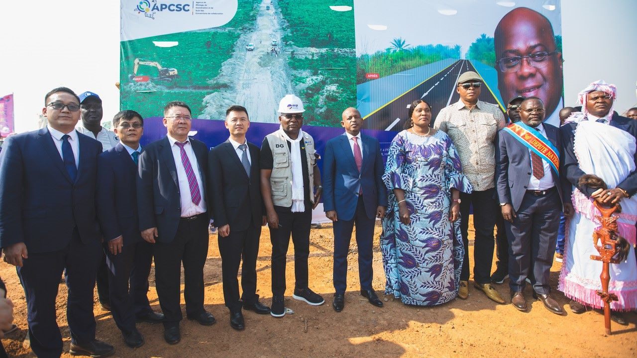 剛果（金）政府代表與中方企業(yè)代表出席開工儀式。中鐵資源集團供圖