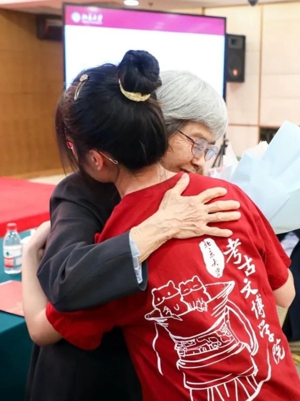 2023年，在校友向母校捐贈儀式上，鐘芳蓉與樊錦詩擁抱。校方供圖