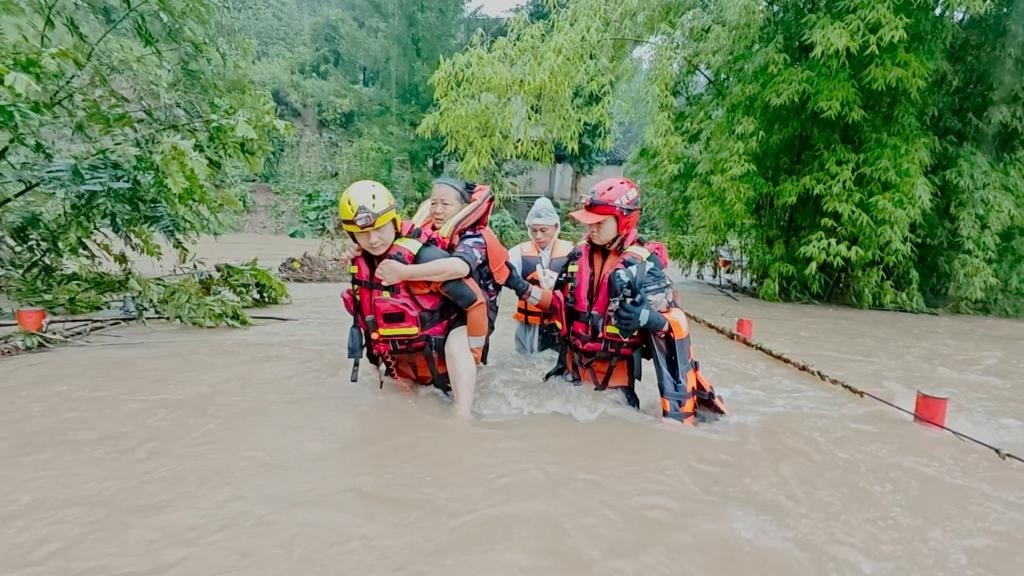 在忠縣，救援人員正在轉(zhuǎn)移受災(zāi)群眾。新華社發(fā)
