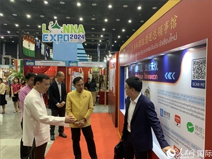 7月9日，中國駐清邁總領(lǐng)事陳海平與清邁副府尹威拉蓬等共同參觀以“暢游中國、支付無憂”為主題的中國展位。人民網(wǎng)記者章念生攝