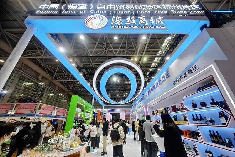 2024年3月18日，第四屆中國跨境電商交易會在福建福州開幕。展會聚焦“鏈接跨境全流域 共建電商新生態(tài)”，集聚全國80余個外貿(mào)產(chǎn)業(yè)帶的上千家供應(yīng)鏈企業(yè)。