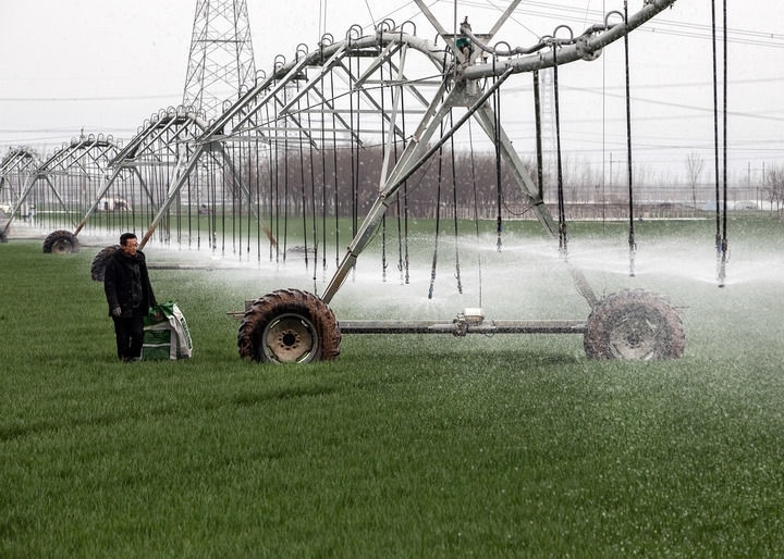 2024年3月18日，在河南省焦作市博愛縣孝敬鎮(zhèn)東原莊村瑞輝家庭農(nóng)場，村民使用全自動(dòng)指針式噴灌機(jī)進(jìn)行澆灌作業(yè)。新華社發(fā)（程全攝）