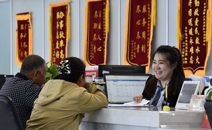 2024年3月25日，北京市大興區(qū)龐各莊鎮(zhèn)政務(wù)服務(wù)中心的工作人員耐心為群眾解答問題。大興區(qū)龐各莊鎮(zhèn)政務(wù)服務(wù)中心用“最多跑一次”的工作理念為企業(yè)和群眾提供了便利化、精準(zhǔn)化、個(gè)性化的衍生服務(wù)。新華社記者 李欣 攝