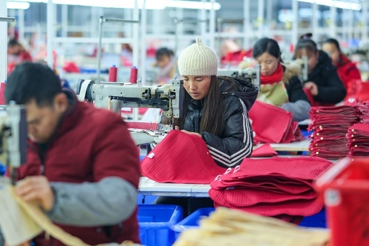 2024年1月18日，社區(qū)居民在紅安社區(qū)的鄉(xiāng)村振興就業(yè)車間工作。紅安社區(qū)是由易地搬遷安置區(qū)單獨(dú)成立的新社區(qū)，位于湖南省湘西土家族苗族自治州鳳凰縣禾庫鎮(zhèn)。新華社記者 張鋮 攝