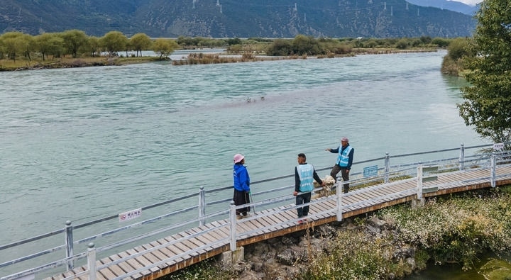 西藏雅尼國家濕地公園管護(hù)員在巡護(hù)途中小憩（無人機(jī)照片，2023年9月8日攝）。新華社記者 丁增尼達(dá) 攝