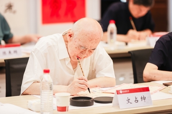 陜西師范大學(xué)毛筆手寫錄取通知書現(xiàn)場(chǎng)。校方供圖