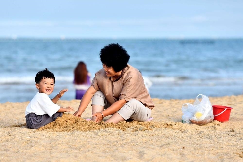 △山東日照陽光海岸綠道沙灘一角。近年來，日照還海于民、還景于民，在保留松林、沙灘、礁石和濕地資源的基礎(chǔ)上，修復(fù)整治生態(tài)岸線，打造出一條長約28公里的陽光海岸綠道，吸引眾多市民游客度假休閑。
