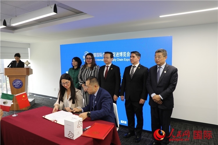 與會(huì)嘉賓簽署關(guān)于共同促進(jìn)墨西哥企業(yè)參加第二屆鏈博會(huì)合作備忘錄。人民網(wǎng) 埃內(nèi)斯托·多明戈斯攝