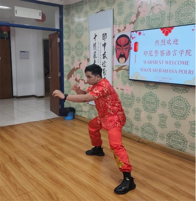 警察學員表演武術?；顒又鬓k方供圖