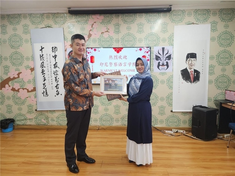 警察語言學院老師與王大昕交換禮品?；顒又鬓k方供圖