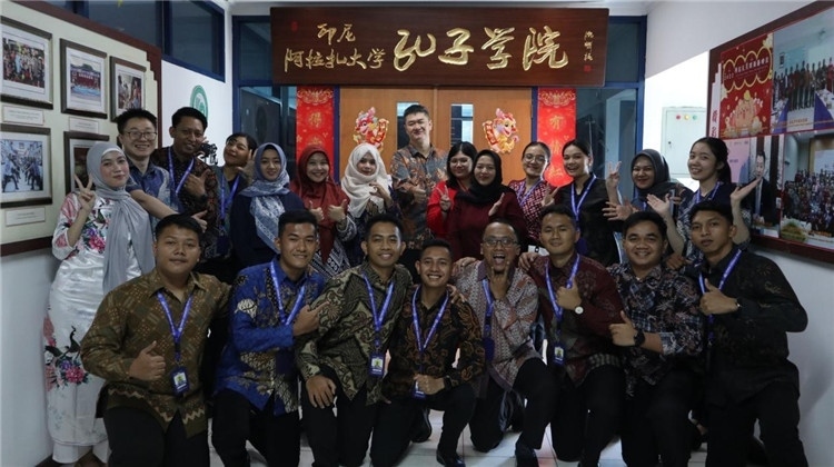 警察 學員們在孔院門口合影?；顒又鬓k方供圖