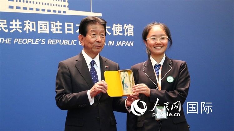 中國(guó)小大使向日本永旺1%俱樂(lè)部理事長(zhǎng)森美樹(shù)贈(zèng)送當(dāng)?shù)靥厣Y品。人民網(wǎng) 許可攝
