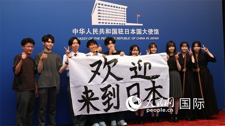 日本小大使現(xiàn)場(chǎng)書(shū)寫(xiě)“歡迎來(lái)到日本”。人民網(wǎng) 許可攝