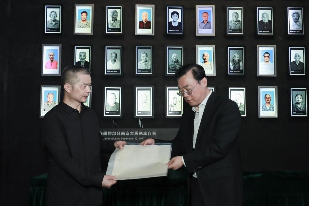 南京大屠殺幸存者高如琴的兒子向軍向侵華日軍南京大屠殺遇難同胞紀(jì)念館捐贈(zèng)高如琴老人相關(guān)物品。（侵華日軍南京大屠殺遇難同胞紀(jì)念館供圖）