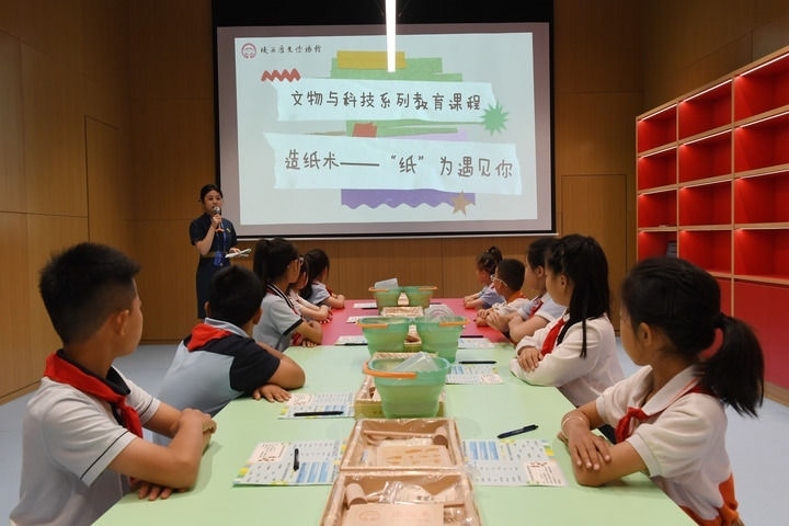 2024年5月18日，小學(xué)生在陜西歷史博物館秦漢館參加“文物與科技”系列教育課程。新華社記者 李一博 攝