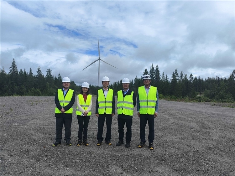 中國(guó)駐瑞典大使崔愛(ài)民（中）走訪中廣核歐能瑞典公司。中國(guó)駐瑞典大使館供圖