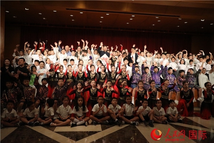 中美青少年藝術(shù)交流匯演活動結(jié)束后，嘉賓們與學(xué)生們合影。人民網(wǎng)記者 李志偉攝