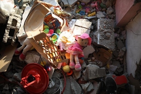 這是7月18日在加沙地帶中部努賽賴特難民營拍攝的遭到以軍襲擊的建筑廢墟。新華社發(fā)（馬爾萬·達(dá)烏德攝）