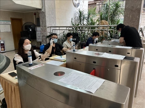 廣州市越秀區(qū)教育局現(xiàn)場審核返區(qū)生辦理材料，采用“提前網(wǎng)上預(yù)約、現(xiàn)場分批辦理”的方式進行。廣州市越秀區(qū)教育局供圖