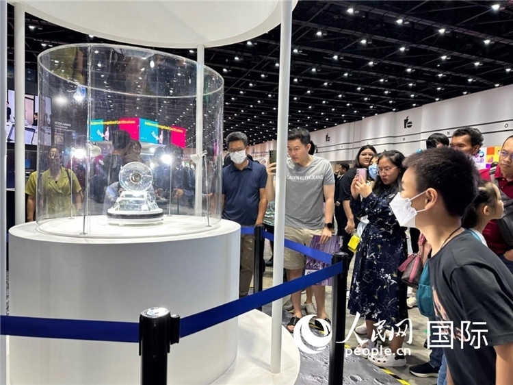 觀眾參觀中國“嫦娥五號”探測器從月球帶回的珍貴樣品。人民網(wǎng)記者簡承淵攝