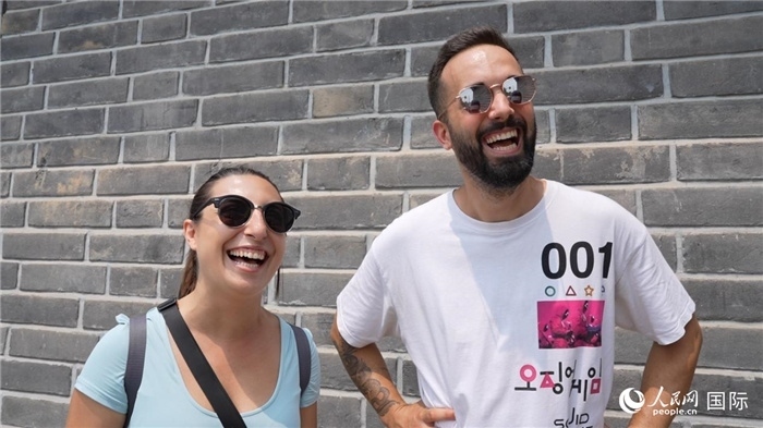 圖為西班牙籍游客塔瑪拉·魯伊斯·查莫羅（左）和馬克·普拉達(dá)·巴約納（右）。人民網(wǎng)記者 吳超嵐攝