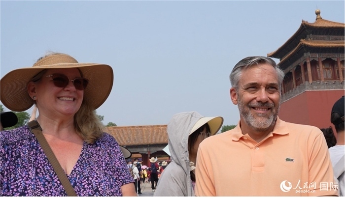 圖為來(lái)自美國(guó)拉斯維加斯的游客格雷琴·拉森 （Gretchen Larsen）（左）和她的丈夫埃里克·拉森（Eric Larsen）（右）。人民網(wǎng)記者 吳超嵐攝