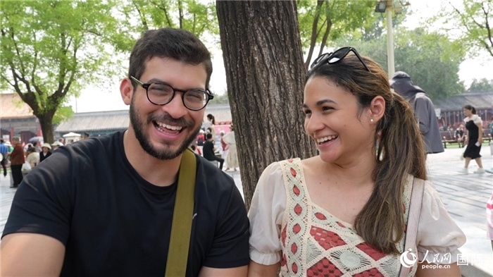 圖為巴拿馬籍游客阿德里安·岡薩雷斯（Adrian Gonzalez）（左）和丹尼斯·岡薩雷斯（Denisse Gonzalez）（右）。人民網(wǎng)記者 吳超嵐攝